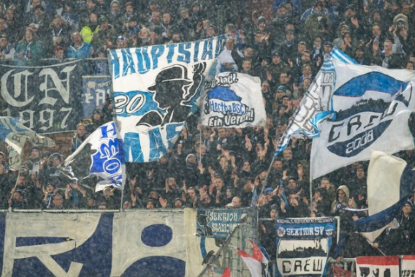 柏林赫塔队员在比赛中踢飞点球，球迷愤怒(柏林赫塔比赛视频聚胜顽球汇)